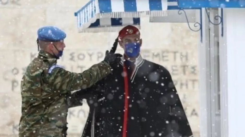 Αγέρωχoι στο χιονιά οι Εύζωνες