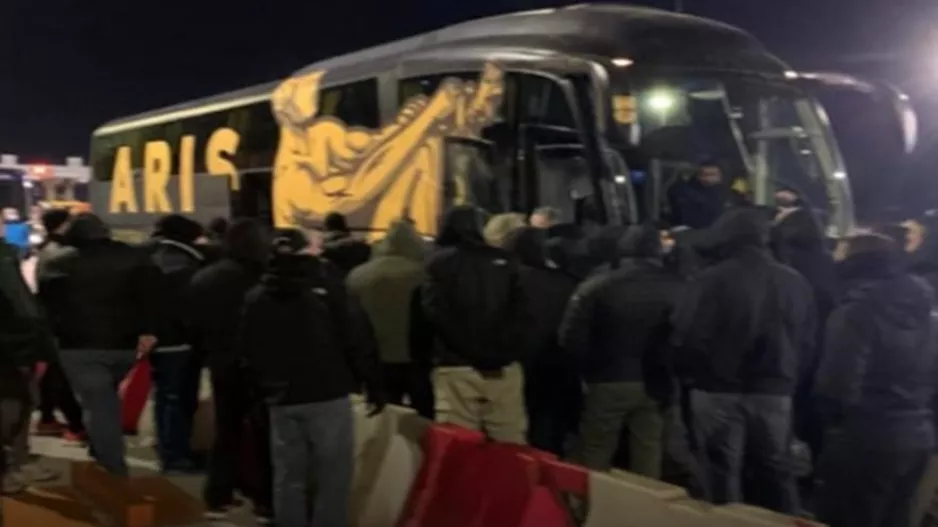Οπαδοί του Άρη σταμάτησαν το πούλμαν στα διόδια και ζήτησαν εξηγήσεις