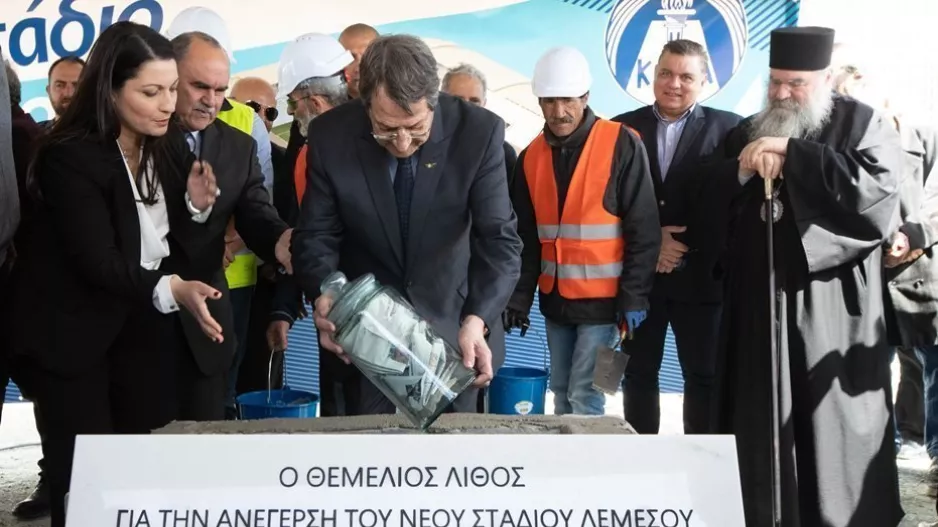 Νίκαρος/γήπεδο