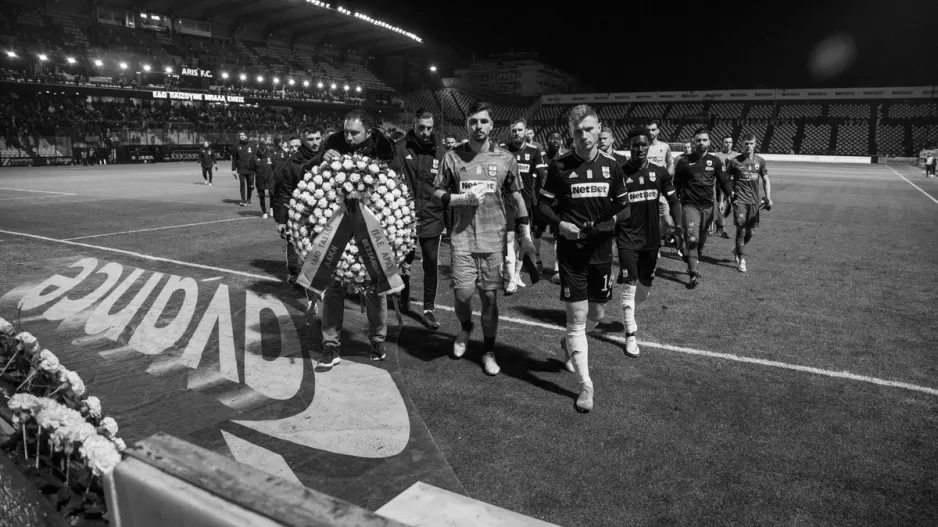 Με στεφάνια και λουλούδια οι παίκτες Άρη και ΑΕΚ (φώτος)