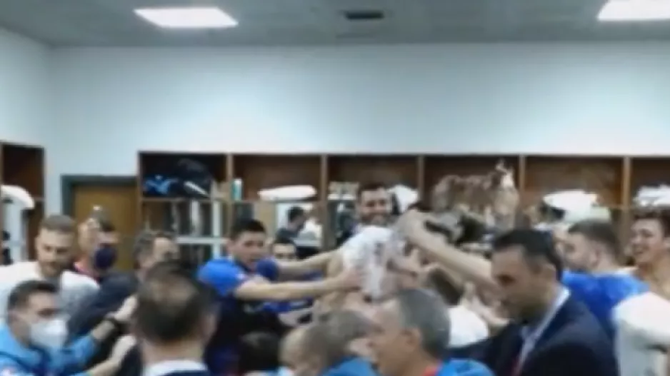 Πάρτι στα αποδυτήρια και μπουγέλο στον Λιόλιο (βίντεο)