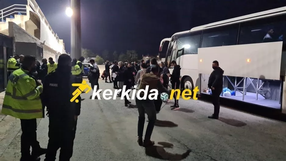 ΦΩΤΟΣ/Στο γήπεδο οι οπαδοί της Πάφου