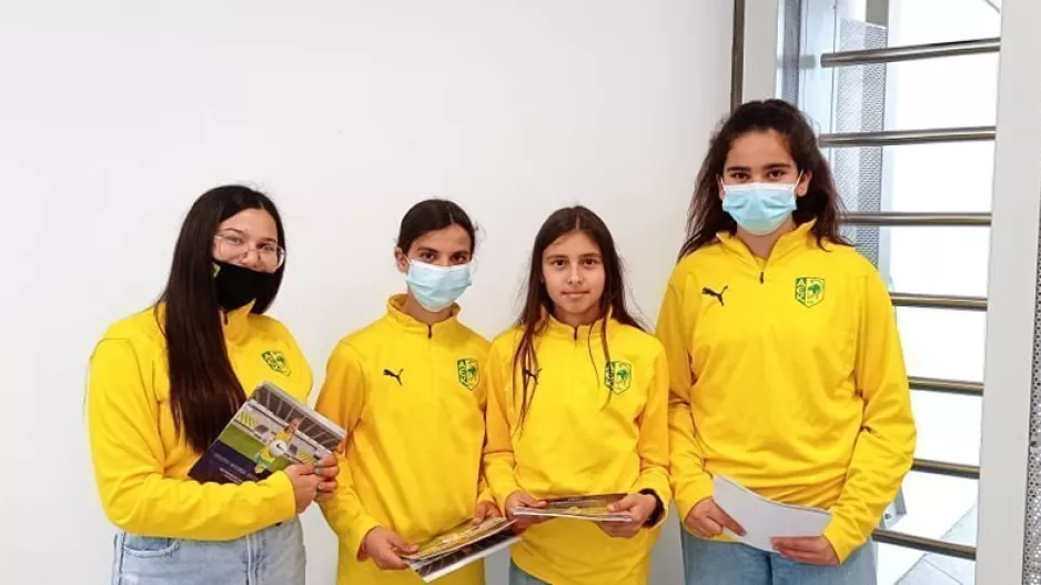 Μοιράζουν φυλλάδια τα κορίτσια της ΑΕΚ Κ14 (φώτο)