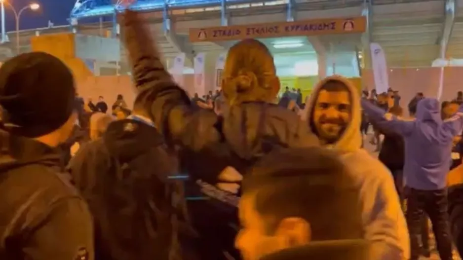 Σκηνικό έξω από το γήπεδο (βίντεο)