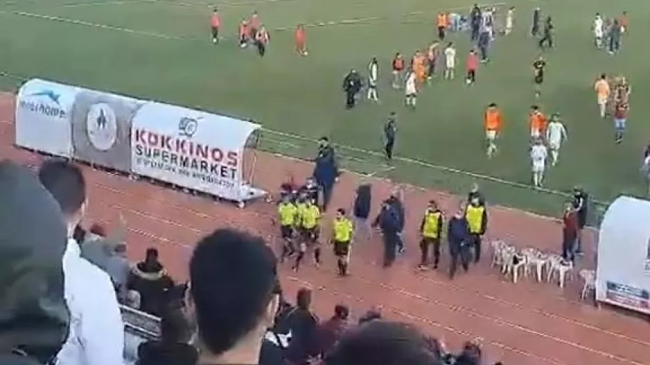 Έντονες αποδoκιμασίες σε Αναστάση