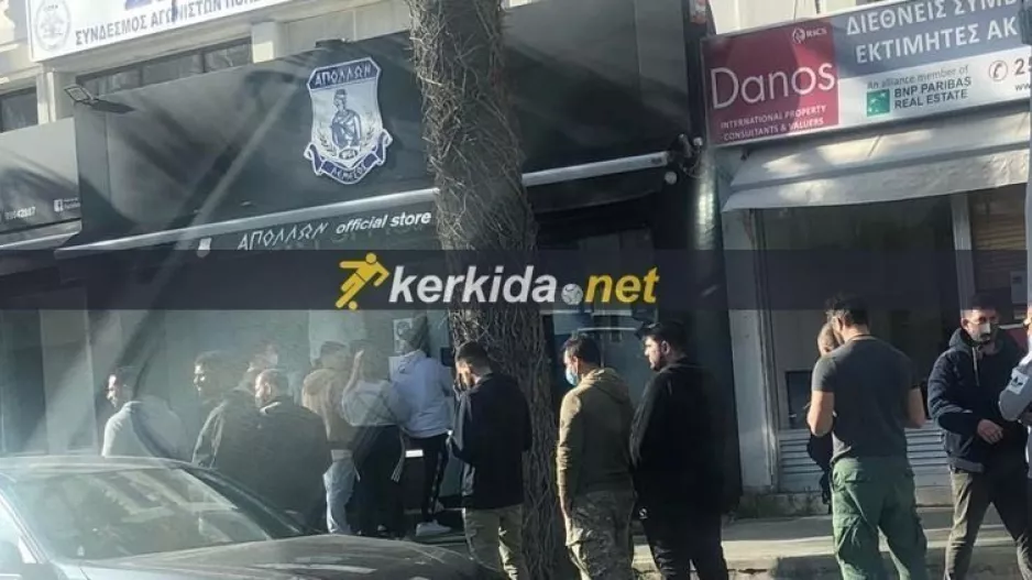 Στην... ουρά για ένα εισιτήριο (φώτος)