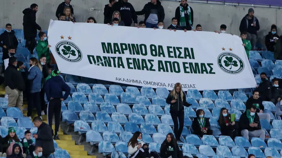 Πανό για Τζιωνή...