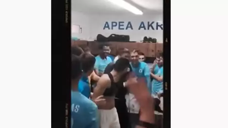 Άνοδος η ΑΠΕΑ, γλέντι στα αποδυτήρια (βίντεο)