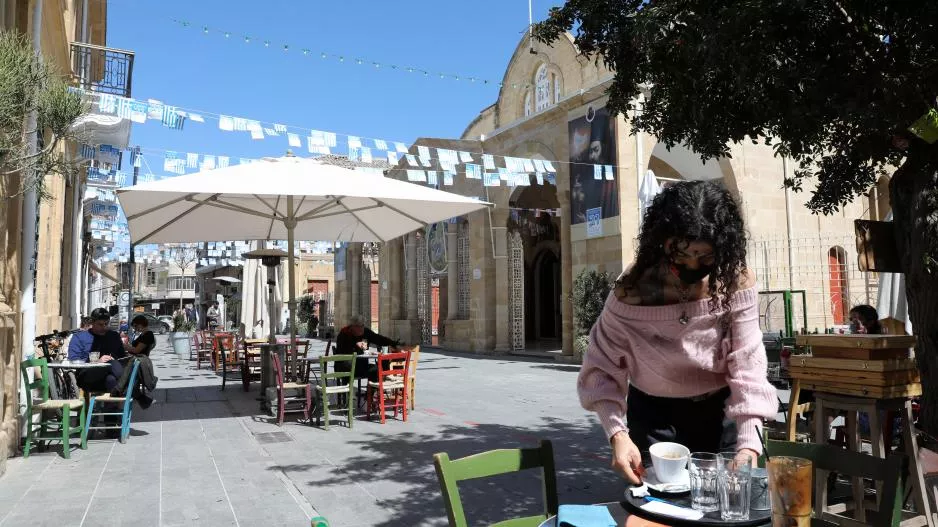 Ανοίγουν τα καφέ για ανεμβολίαστους ανήλικους - Αλλαγές μέτρων