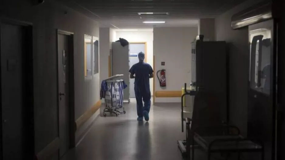 Ασθενής έφυγε με ρόμπα από κλινική, σε συναγερμό η Αστυνομία