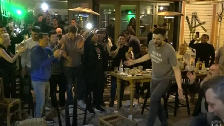Το «ερυθρόλευκο» ζεϊμπέκικο του Παπανικολάου!