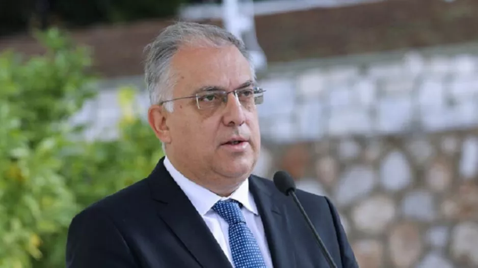 Παρέμβαση Θεοδωρικάκου για το προκλητικό πανό