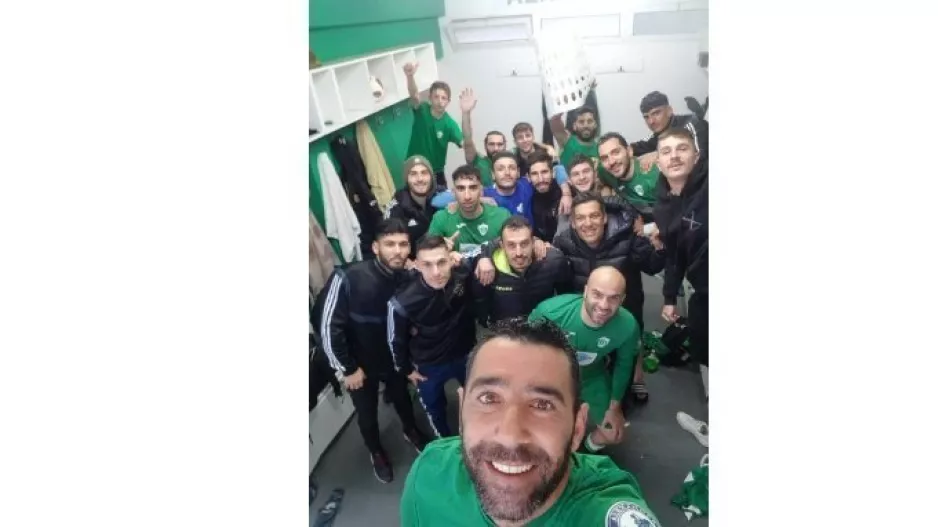 Ιστορική άνοδος και... πανηγυρική σέλφι! (φώτο)