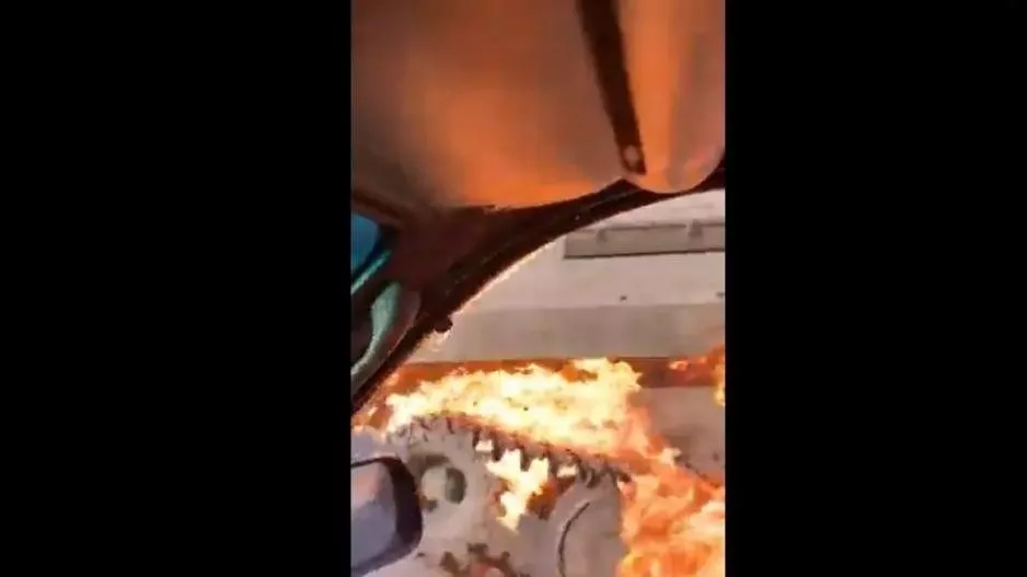 Ρίχνουν μολότοφ σε ρωσικά τεθωρακισμένα (βίντεο) 
