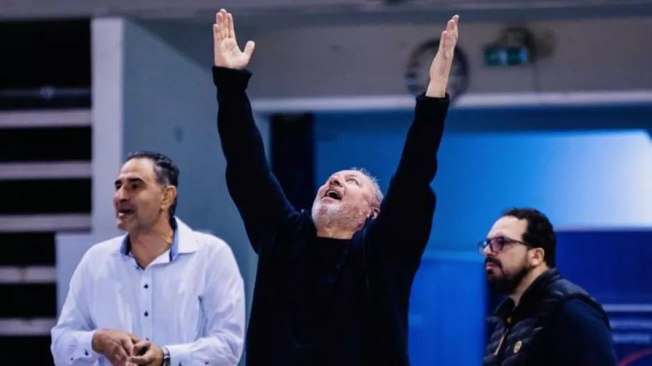 Τρελάθηκε ο Εγγλέζος με τους διαιτητές – ΕΠΙΚΕΣ αντιδράσεις του κόουτς