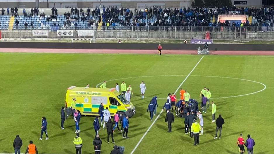 (UPD) Χτύπησε στο κεφάλι ο Αντωνιάδης - Αποχώρησε με ασθενοφόρο 
