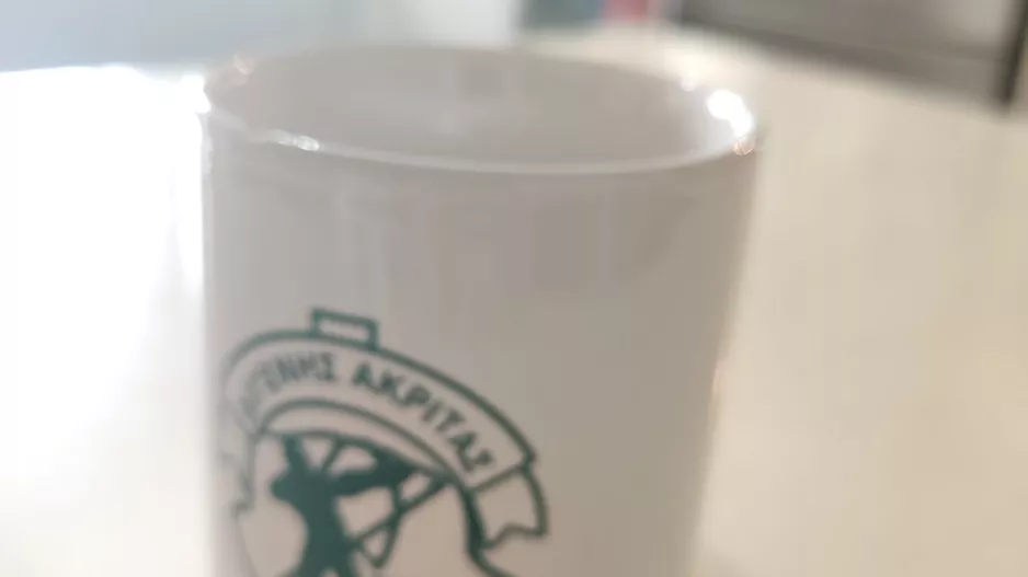 "Πίνουμε γρήγορα τον καφέ μας κι αναχωρούμε..."