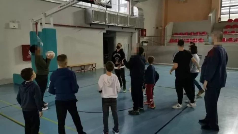 Ο Βιεϊρίνια δίπλα στα παιδιά (φώτος)