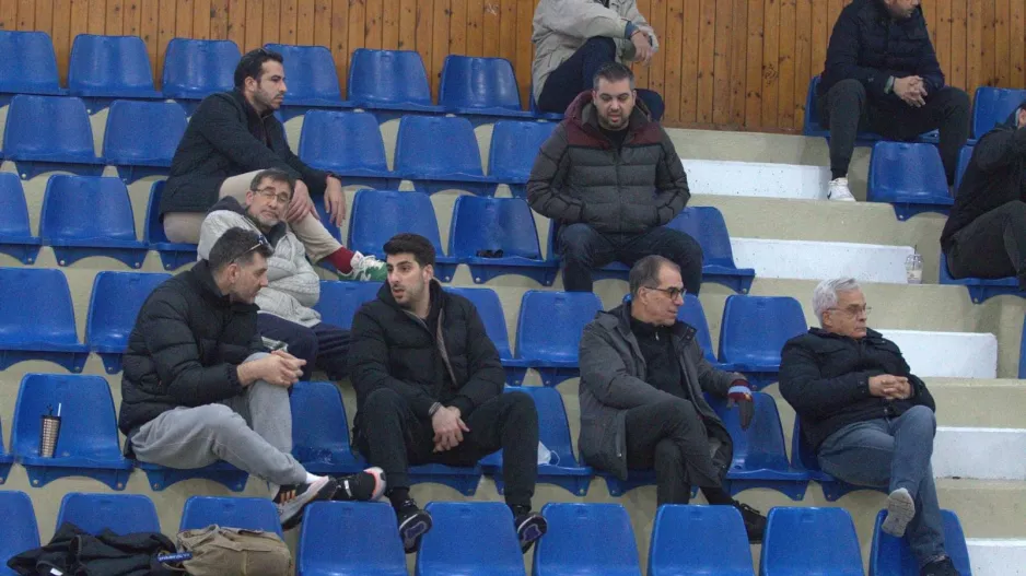 Οι Παπαέλληνες... κοιτούν αλλού