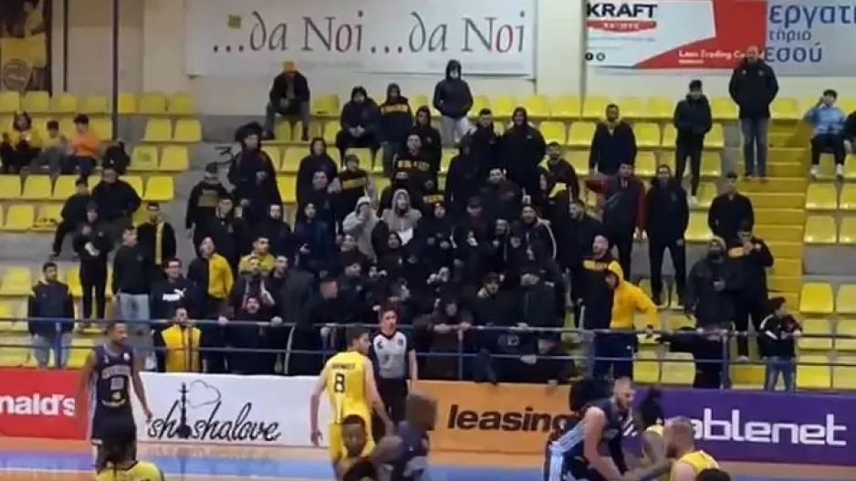 ΒΙΝΤΕΟ/Οι ΑΕΛίστες έκαναν "χαμό" στο κλειστό!