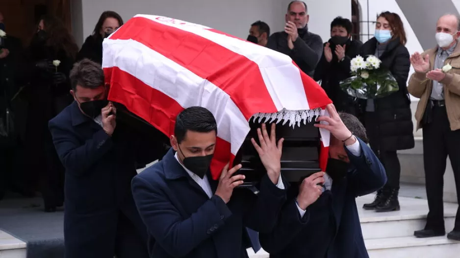 Σκεπασμένο με τη σημαία του Ολυμπιακού το φέρετρο