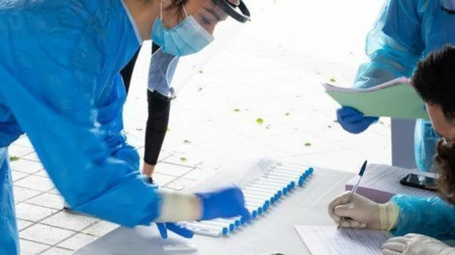 (Παρασκευή 25/3) Τρεις θάνατοι, 3.329 νέα κρούσματα
