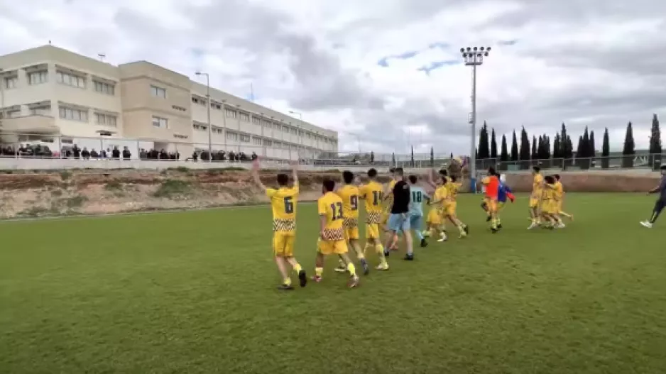 ΑΠΟΕΛίστικα ΟΛΕ με τους γονείς για τη νίκη στο αιώνιο (βίντεο)