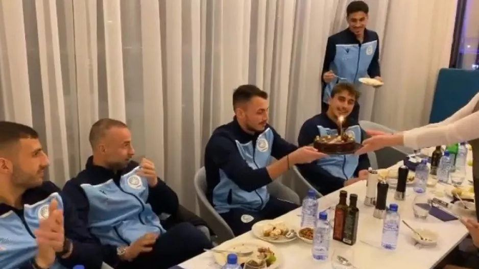 Τούρτα στον Ανδρέα! (Βίντεο)