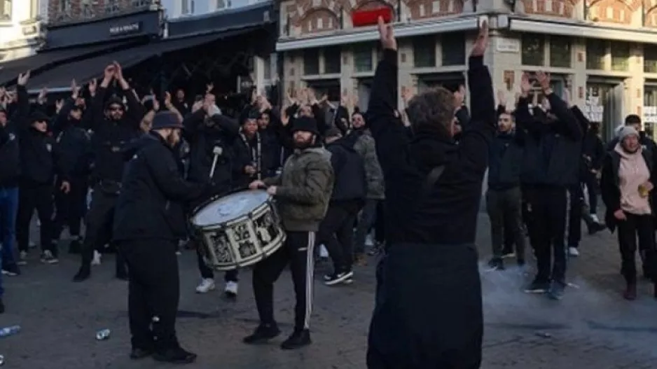 Συνθήματα οπαδών του ΠΑΟΚ στο κέντρο της Γάνδης (βίντεο)