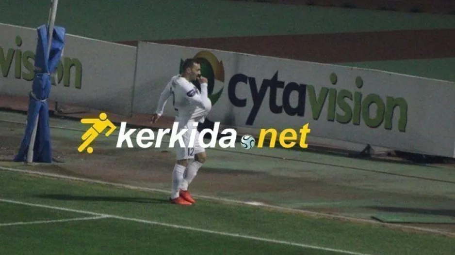 Μακρής: Η μπάλα στην φανέλα, πιπίλα και... γεννητούρια! (φώτος)