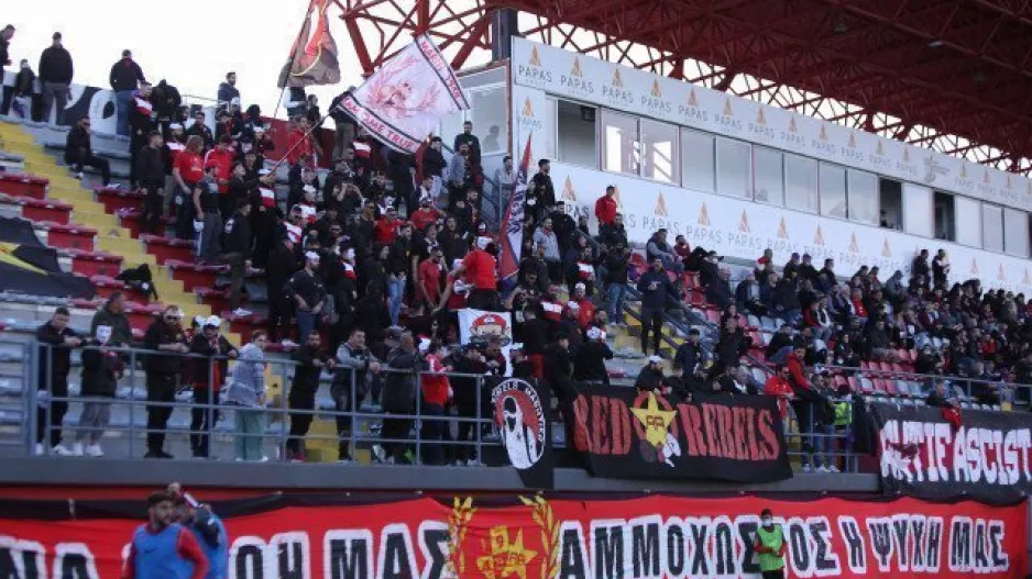 ΜΑΖΙΚΑ γήπεδο! 