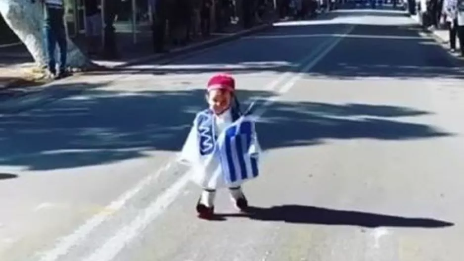 Ο ΑΠΙΘΑΝΟΣ μικρός Τσολιάς στην παρέλαση! (βίντεο)