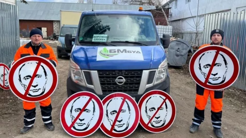 Αλλάζουν τις πινακίδες για να μπερδεύουν τους Ρώσους! 
