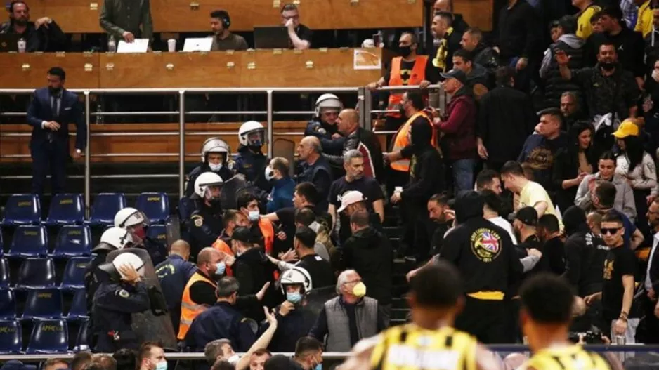 Άρης-ΠΑΟΚ: Ένταση στην κερκίδα και επέμβαση ΜΑΤ (φώτος)