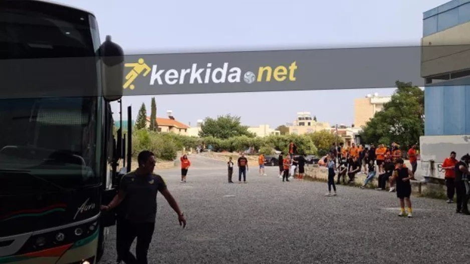 Έφθασε η αποστολή, την υποδέχθηκαν οι ΑΠΟΕΛίστες (βίντεο/φώτος)