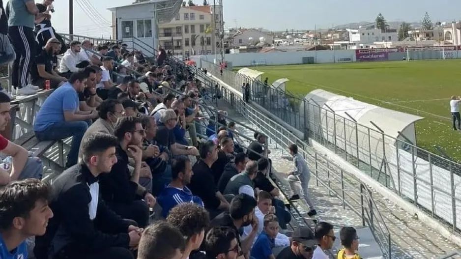 Κατάμεστη η κερκίδα!