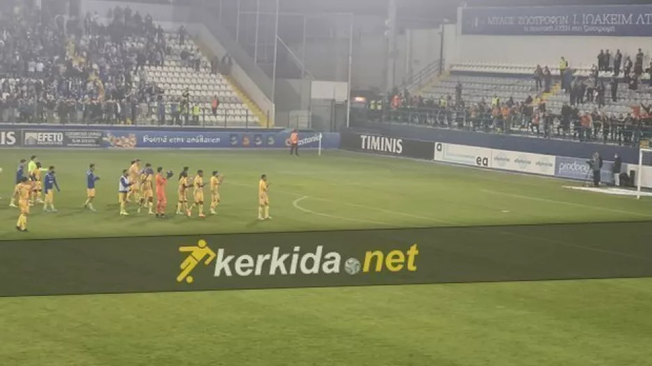 Παίκτες ΑΠΟΕΛ/ΚΙΝΗΣΗ στο τέλος (φώτος)