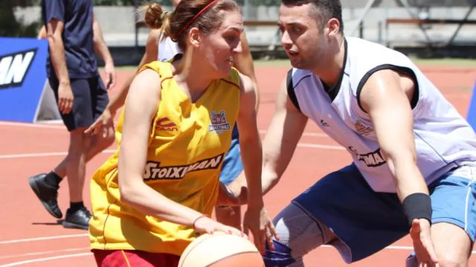 2on2 Basketball: Οι ΜΙΚΡΟΙ ΕΘΕΛΟΝΤΕΣ παίζουν μπάσκετ (Λεπτομέρειες)
