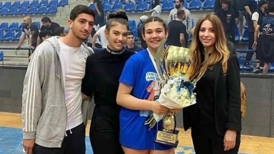 Μαζί με τη Θέα