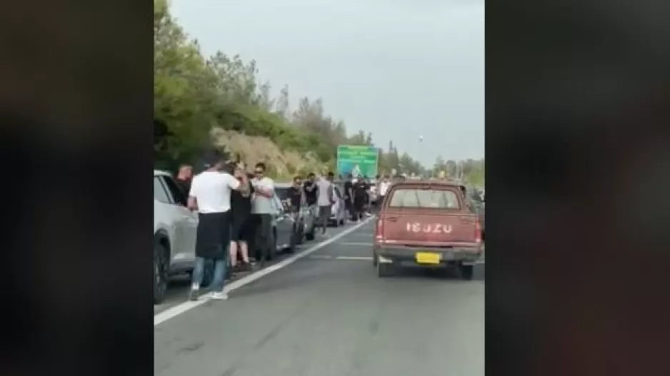Χαμό οι Απολλωνίστες στον κυκλικό κόμβο προς Λάρνακα! (βίντεο)