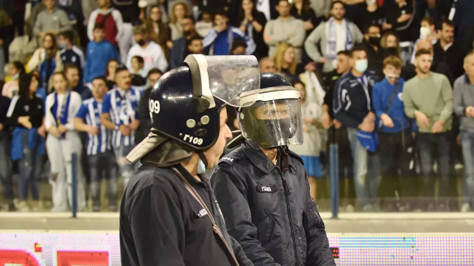 Με τα κράνη/ΠΑΠ