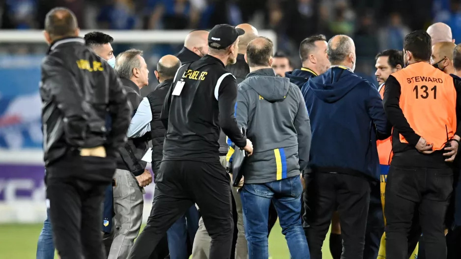 Αποκλεισμοί και πρόστιμα και σε άλλους παράγοντες του ΑΠΟΕΛ