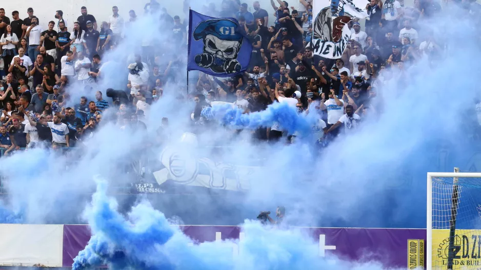 Με καπνογόνα υποδέχτηκε τους παίκτες η Θύρα 1 (φώτος)