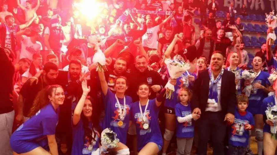 H απονομή στις πρωταθλήτριες! (Φώτος/Bίντεο)