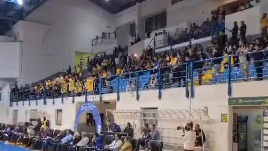 Ατμόσφαιρα... στο "Κίτιον": "ΑΕΛ παίξε γερά..." (Βίντεο)