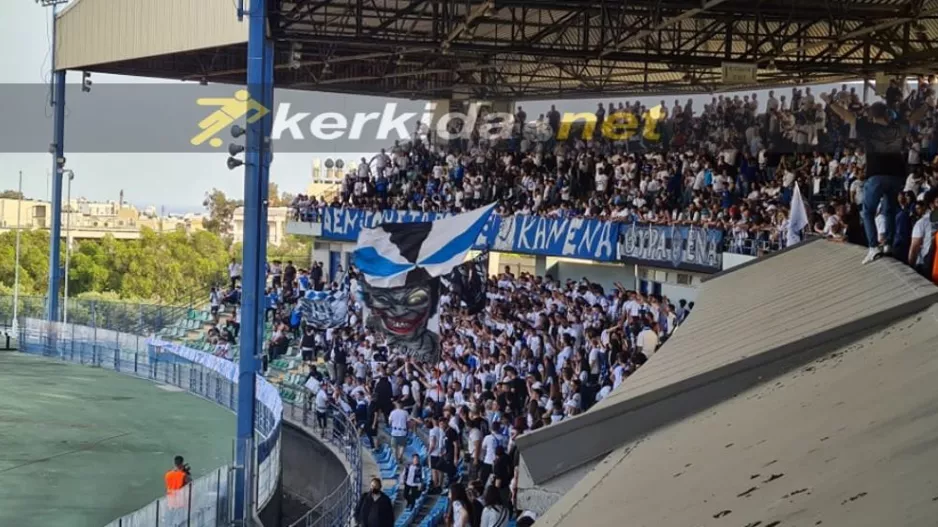 ΘΥΡΑ 1/ Στην θέση της και... τραγούδια! (Φώτος/Βίντεο)