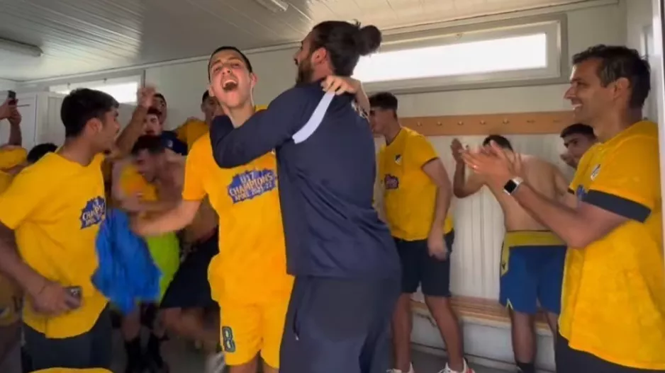 Τρέλα στα αποδυτήρια και... "Θρύλος ΟΛΕ"! (Βίντεο)