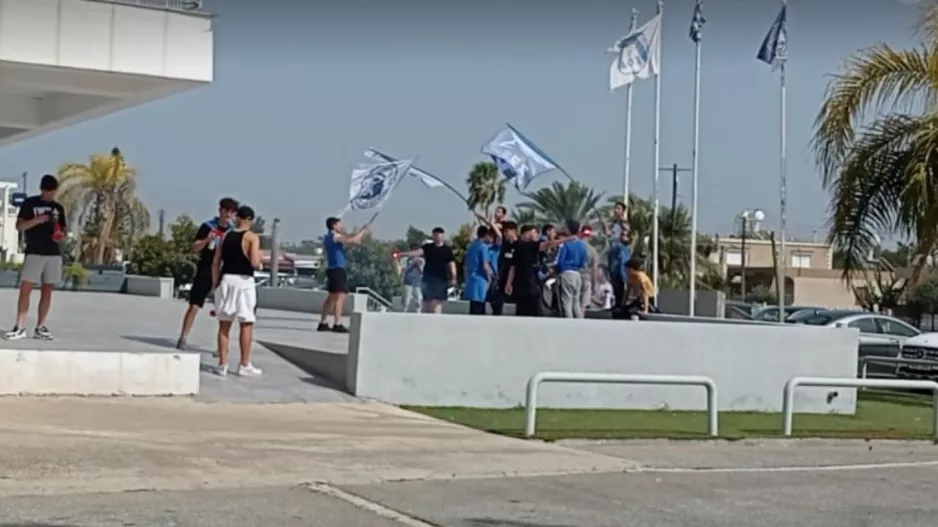 (ΒΙΝΤΕΟ/ΦΩΤΟΣ) Υποδοχή αποστολής με συνθήματα και... ντόπες 