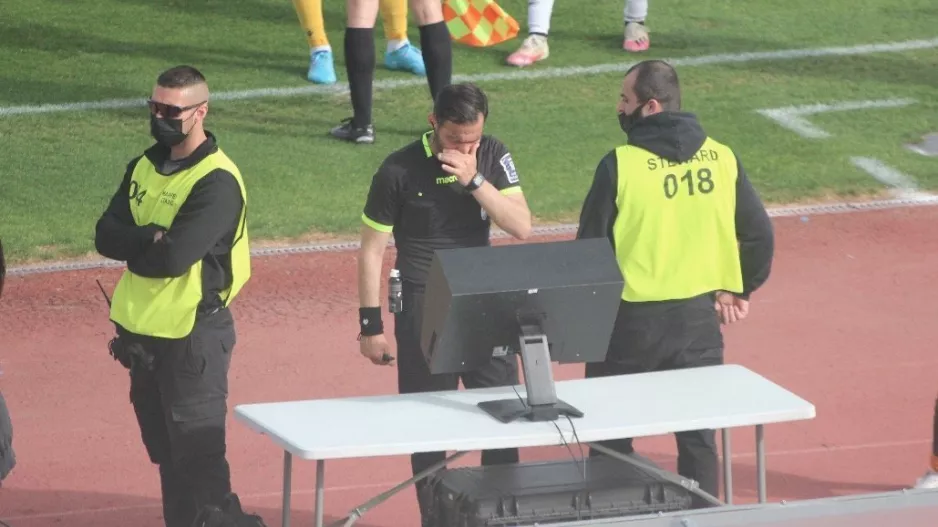 On field και... πέναλτι για την Δόξα