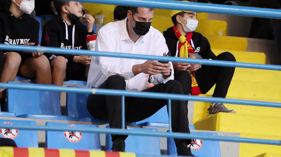 Το σήκωσε... απ' την κερκίδα!